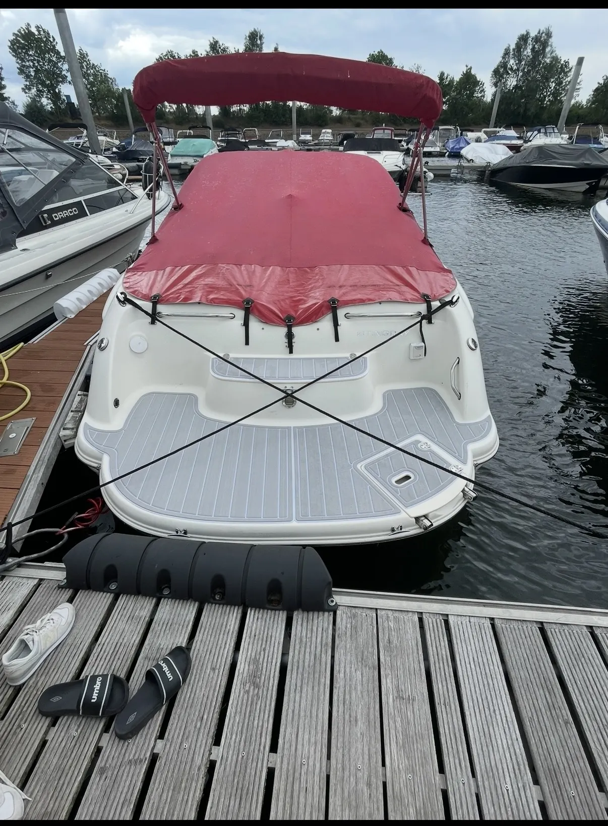 Achterzijde van de boot met zwemplatform