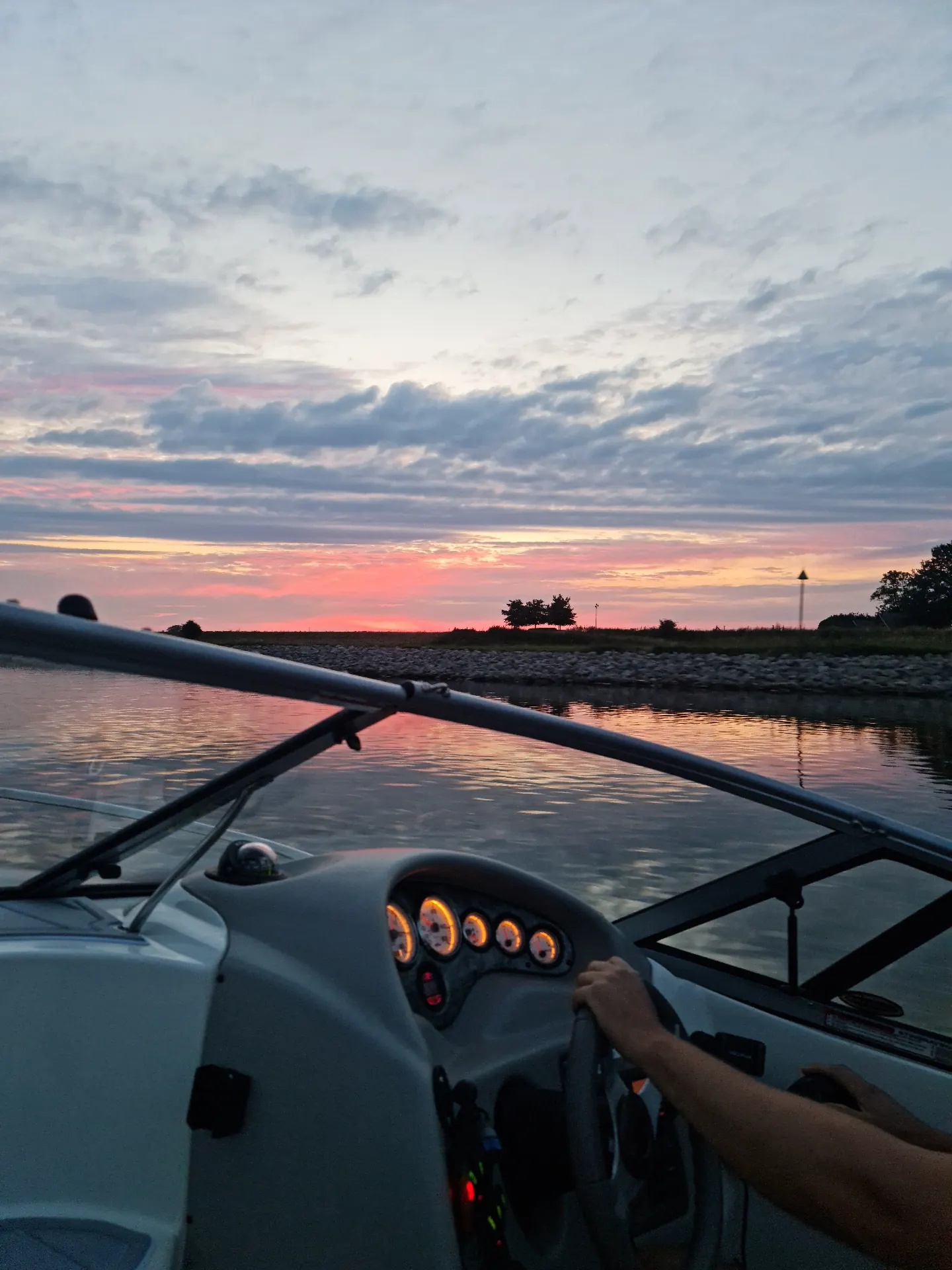 Cockpit van de speedboot bij zonsondergang